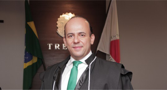 Foto do juiz substituto da Corte Eleitoral Marcos Lourenço Capanema de Almeida, em plano america...