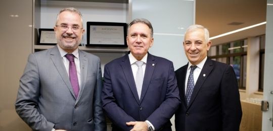 Foto dos presidentes do TREMG e da Amagis com o ministro Afranio  Vilela