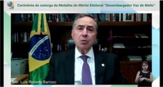 Print de tela de uma transmissão, com a imagem do ministro Luís Roberto Barroso.