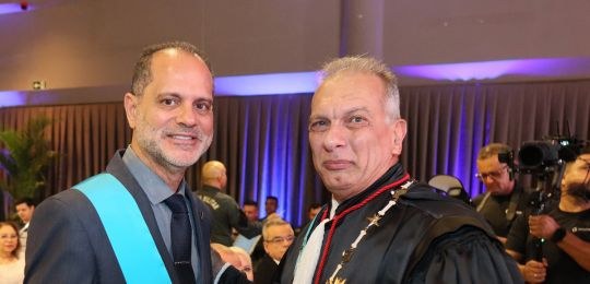 TRE-MG - medalha concedida pelo TRE-MS Foto da medalha concedida ao presidente do TRE-MG pelo TRE-MS