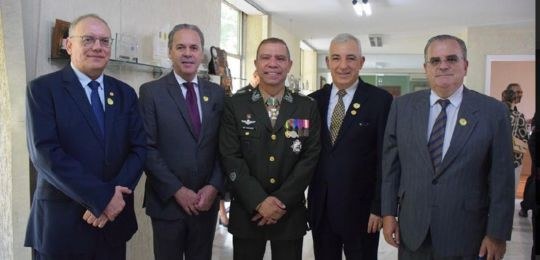 Foto das autoridades do TREMG na medalha do Exército