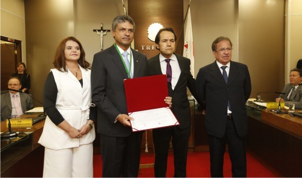 Desembargador Carlos Henrique Braga recebe Medalha de Mérito da Escola Judiciária Eleitoral de M...