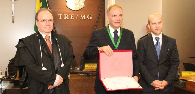 TRE-MG entrega de medalha ao dr. Paulo Tamburini. Foto: Cláudia Ramos / CCS /TRE-MG