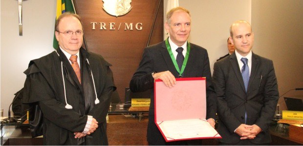 TRE-MG medalha- paulo-tamburi TRE-MG entrega de medalha ao dr. Paulo Tamburini. Foto: Cláudia Ramos / CCS /TRE-MG