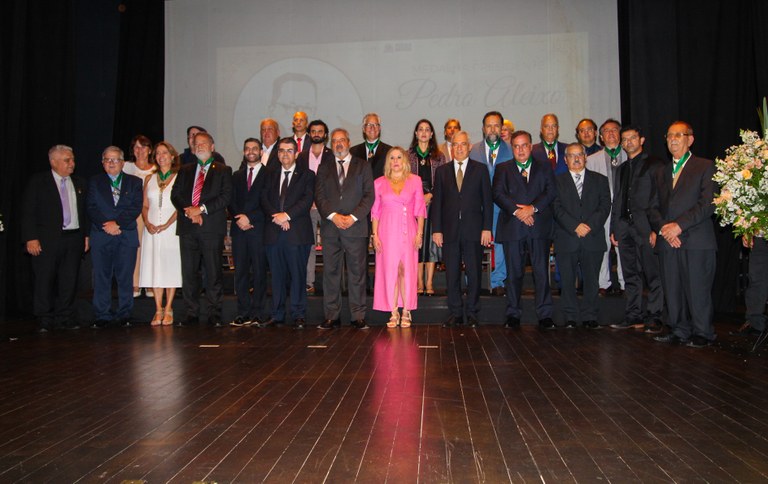 Foto dos agraciados com a medalha Pedro Aleixo