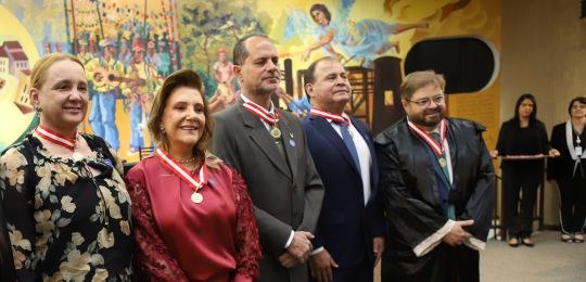 Foto do presidente do TRE-MG na cerimônia de recebimento da Medalha do TCEMG