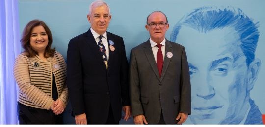 Foto com três integrantes da Corte Eleitoral que receberam a medalha JK