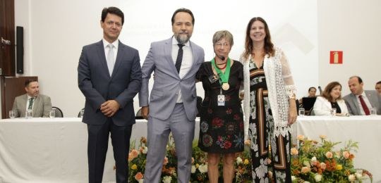 Entrega medalha para a servidora Maria Lacchini