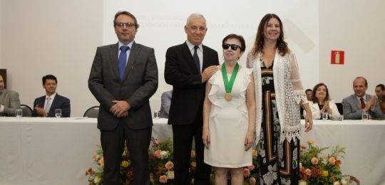 Entrega de medalha para a servidora Maristela