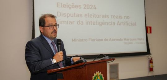 Foto o Ministro Floriano Marques do TSE