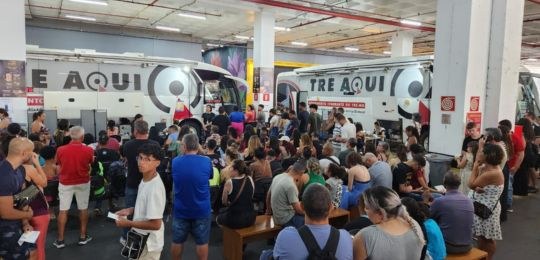 Foto do atendimento do Ônibus TRE Aqui, que está sendo realizado no estacionamento do Minas Shop...