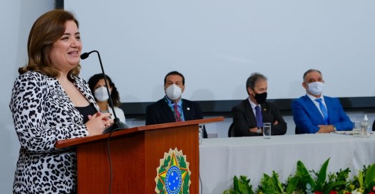 Foto da ouvidora do TRE-MG, no lançamento da Ouvidoria da Mulher