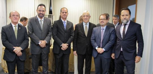 Foto com autoridades na palestra do Ministro Floriano Marques
