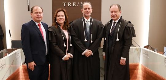 TRE-MG-posse-desembargadores-federais Foto na Sala de Sessões do Tribunal Regional Eleitoral de Minas Gerais, com o desembargador Júli...