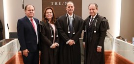 Foto na Sala de Sessões do Tribunal Regional Eleitoral de Minas Gerais, com o desembargador Júli...