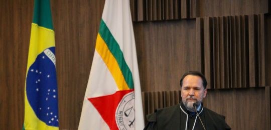 Posse des. Ramom Tacio discursando