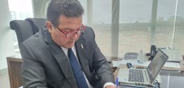 foto do vice-presidente do coptrel em frente a uma mesa com computador e uma caneta na mão