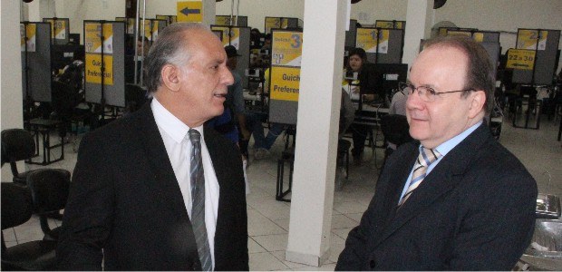 TRE-MG presidente - postao - contagem Presidente do TRE-MG, desembargador Edgard Penna Amorim, visita maior posto de atendimento de Co...