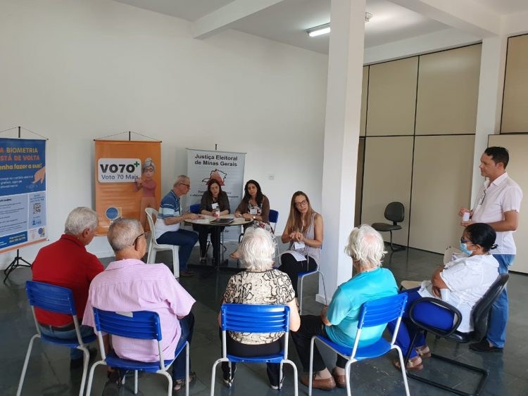 Roda de conversa com servidores e pessoas com mais de 70 anos