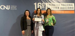 Sandra Cordeiro, juíza Cristiana Ribeiro e Glória Araújo posam para foto com certificado do Prêm...