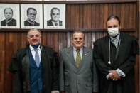 Foto dos desembargadores Marcos Lincoln dos Santos, Rogério Medeiros e Alexandre Victor de Carva...
