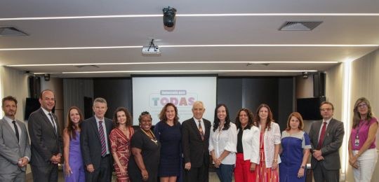 Foto da reunião com as deputadas estaduais realizada em 6 de março de 2024