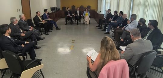 Foto da reunião do presidente do TRE-MG com os juízes eleitorais do Sul de Minas