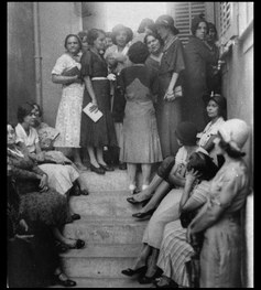 Foto de mulheres na escadaria da seção de votação feminina no RJ em 1933
