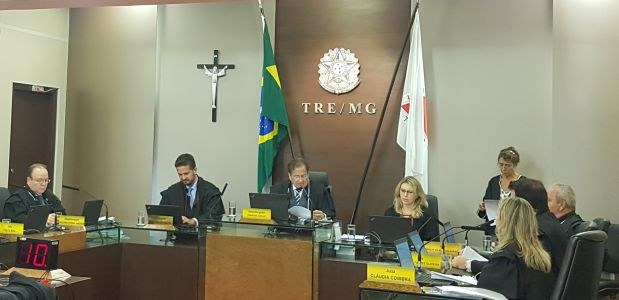 Integrantes da Corte do TRE-MG em sessão de julgamentos em fevereiro de 2017. 