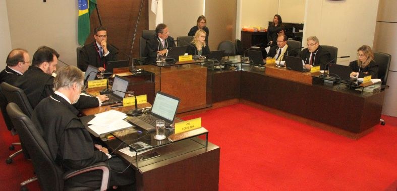 Sessão de julgamento do TRE-MG presidida pelo desembargador Domingos Coelho.
Foto: Cláudia Ramo...
