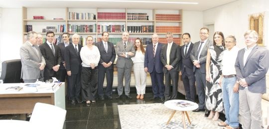 Fotografia de autoridades em visita a AMAGIS