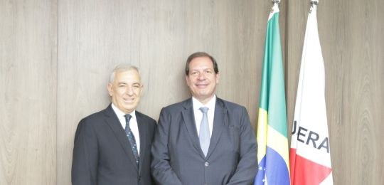 Foto com o presidente do TRE e ministro Luis Felipe Salomão de pé ao lado das Bandeiras do Brasi...