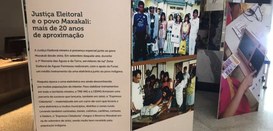 TRE participa da 17ª Primavera dos Museus Biombo de exposição com fotos de populações indígenas e a frase Justiça Eleitoral e o povo Maxa...
