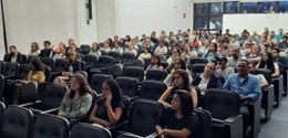 Foto de um auditório lotado.