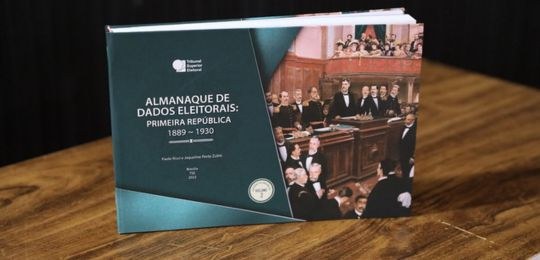Foto com exemplar do almanaque de dados eleitorais