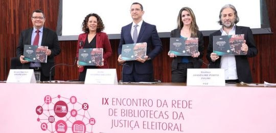 Foto com a formação da mesa de honra do evento