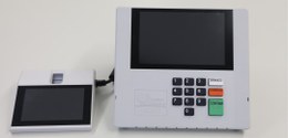 Foto da urna eletrônica modelo 2022, com terminal do mesário do lado esquerdo.