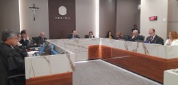 Integrantes da Corte Eleitoral. O desembargador Ramom Tácio aparece ao centro, abaixo do brasão ...