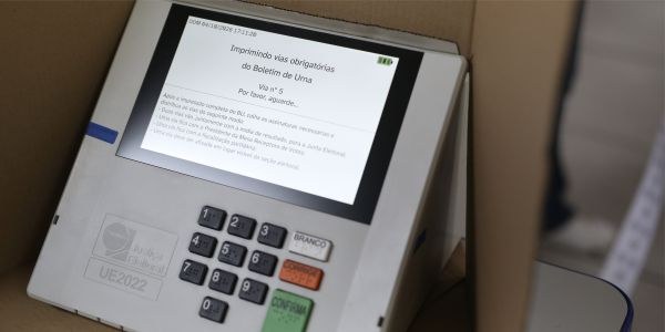 urna eletrônica na cabine de votação