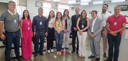 visita à CAE Montes Claros Desembargador Júlio César Lorens e Cassiana Viana com juízes e servidores na Central de Atendime...
