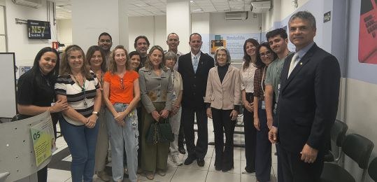 Ministra Cármem Lúcia posa para a foto com magistrados e servidores do TRE-MG.