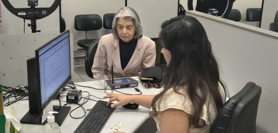 Ministra Cármen Lúcia é atendida por servidora do TRE-MG