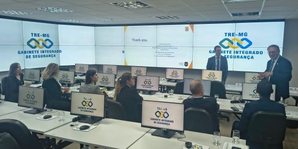 Visita comitiva europeia ao TRE-MG