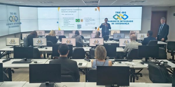 Visita comitiva europeia ao TRE-MG