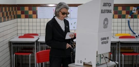 voto Cármem Lúcia 2024 1o turno Ministra Cármem Lúcia na cabine de votação