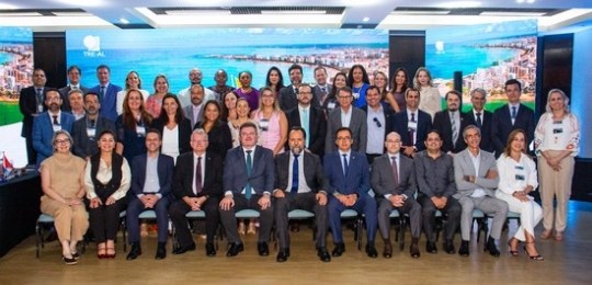 XXIII Encontro do Codeje - diretores e coordenadores Pessoas posam para a foto. Na primeira fila, algumas pessoas estão sentadas em cadeiras. Outras ...