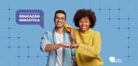 Banner azul claro com a foto de um homem branco e uma mulher negra. Ao lado do homem, há um balã...