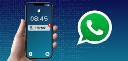 Banner retangular com fundo azul escuro. No canto esquerdo, a imagem de uma mão segurando um cel...