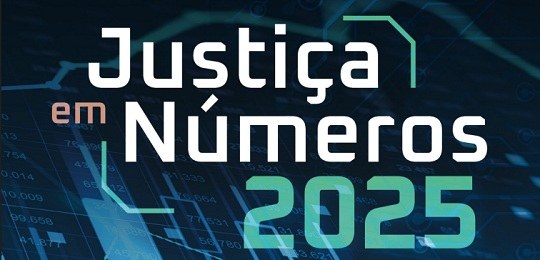 Justiça em Números 2025 Banner com fundo preto e detalhes em azul claro. No centro, está escrito Justiça em Números 2025.