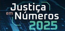 Banner com fundo preto e detalhes em azul claro. No centro, está escrito Justiça em Números 2025.